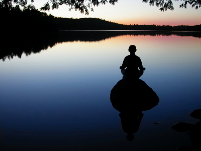 Meditación en lago